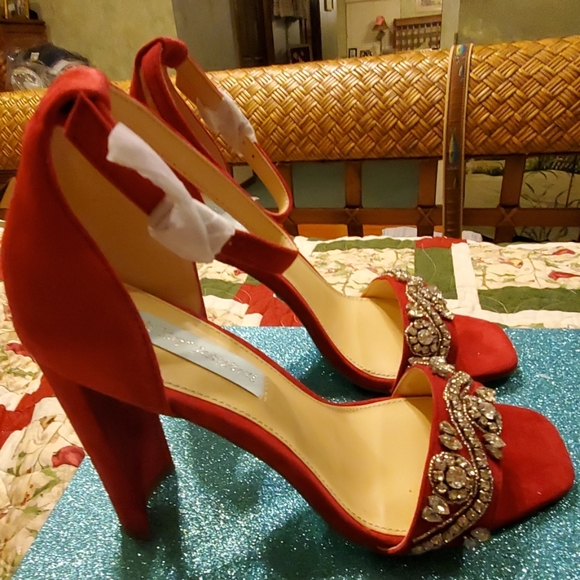 SHOES - Picture 2 of 8